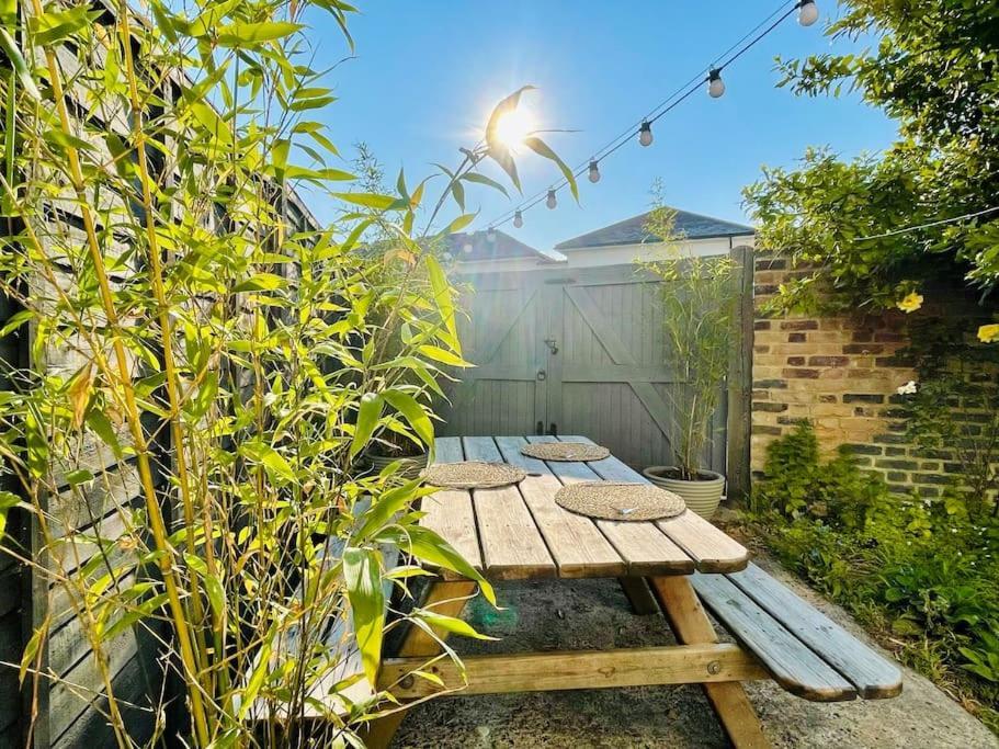 Northdene Cottage - Cosy Old Fisherman'S Cottage Two Mins From Sea - Free Parking - Wood Burning Stove - Roll Top Bath - Dog Friendly 딜 외부 사진