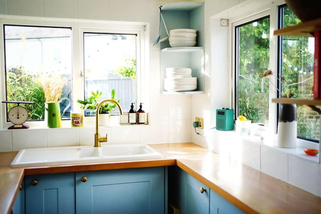 Northdene Cottage - Cosy Old Fisherman'S Cottage Two Mins From Sea - Free Parking - Wood Burning Stove - Roll Top Bath - Dog Friendly 딜 외부 사진